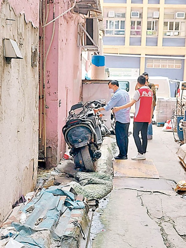 鴻光街後巷9月2日：鴻光街後巷擺放廢棄電單車及雜物。