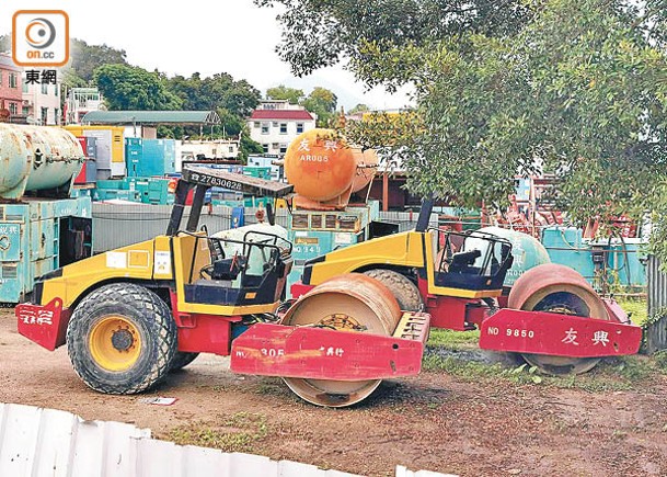 現場擺放有壓路機。（馬竟峯攝）