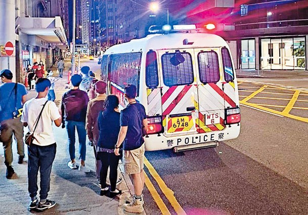 新蒲崗：被捕男女登上警車。