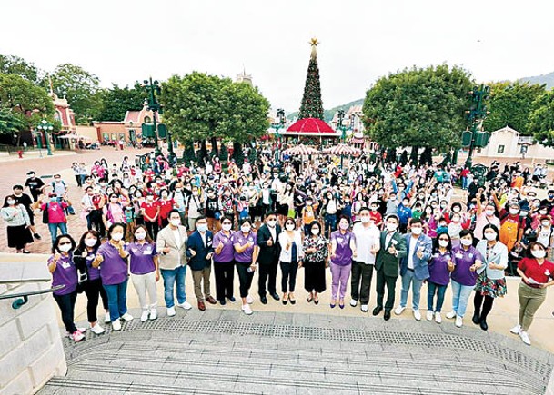 「步步愛心  基層家庭同樂日」昨日舉行啟動禮，參加者在樂園大合照。