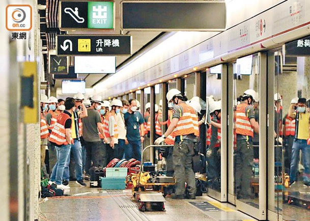 港鐵意外後派人搶修，但荃灣綫全日未能恢復正常列車服務。