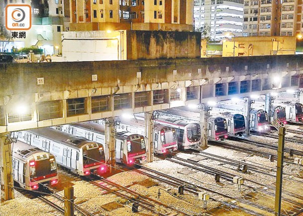 涉事列車早前已拖回港鐵荃灣車廠。（楊日權攝）