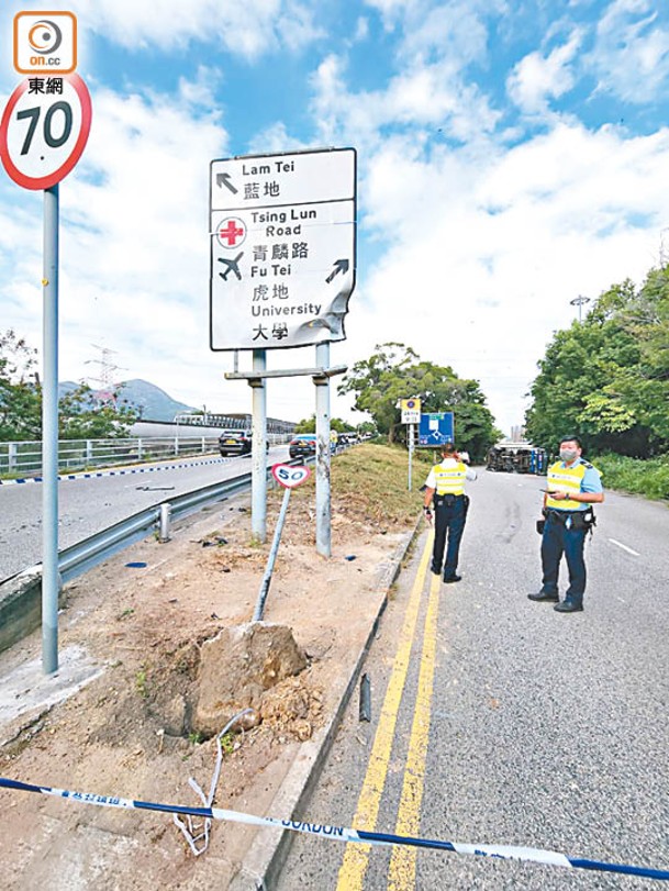 涉事貨車撞毀兩個道路指示牌。