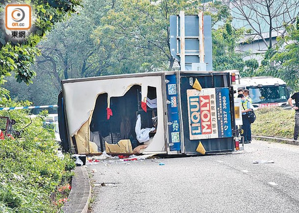 貨車撞翻  18歲女拋出遭車斗壓斃