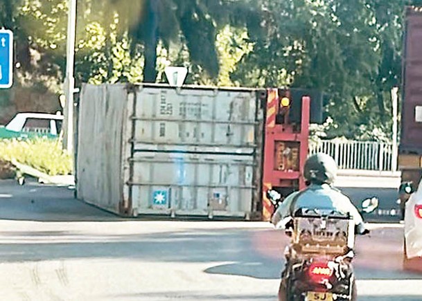 擺貨輕重失衡  櫃車轉彎翻側