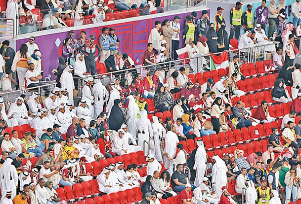 大批卡塔爾球迷「冇眼睇」提早離場。（Getty Images圖片）