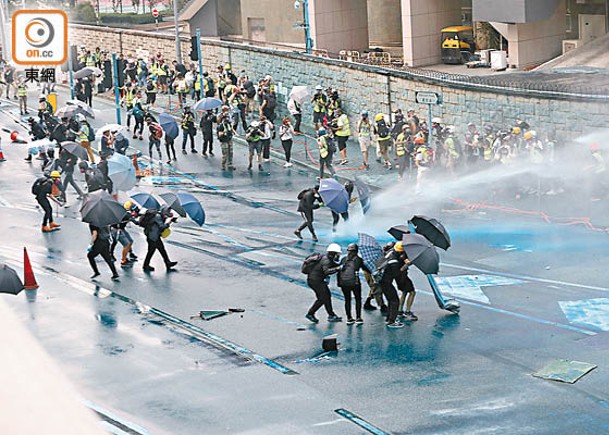 警方於案發當日須以水炮驅逐示威者。