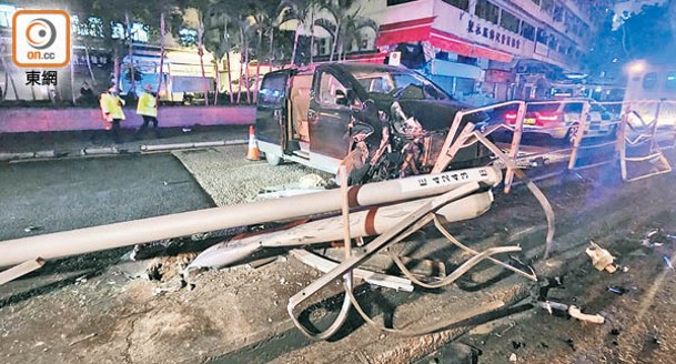 新蒲崗：客貨車失事掃欄撞冧一支街燈。