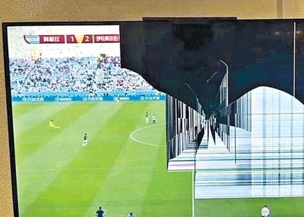 有球迷因阿根廷輸波而怒砸電視機。