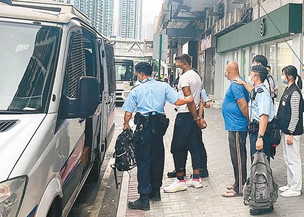 被捕非法勞工帶上警車。