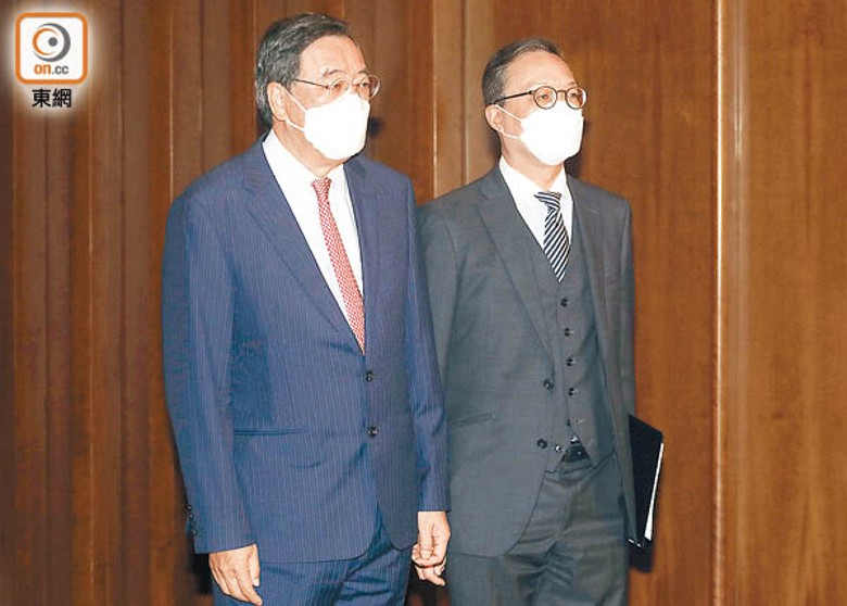 梁君彥（左）形容官員同議員需合作「踢好場波」，林定國（右）表示贊同。