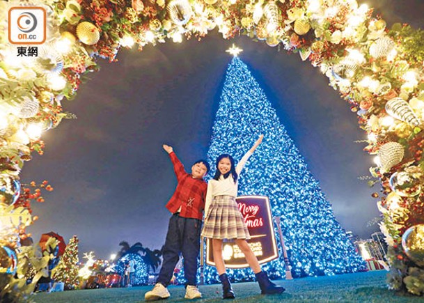 巨型聖誕樹點亮西九海濱