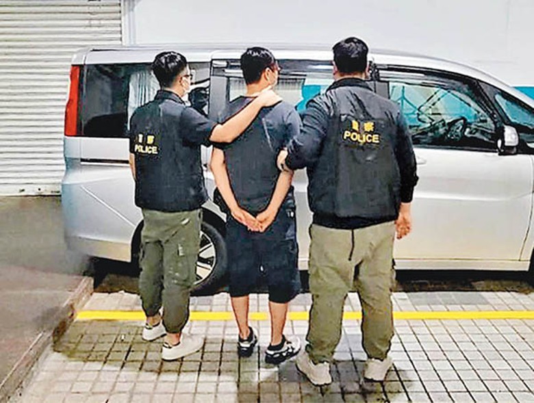 荃灣：收外圍投注的男子帶署扣查。