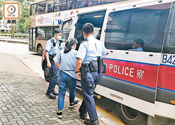 事主乘警車返署助查。