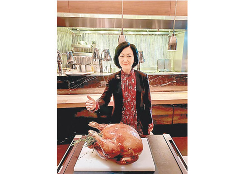 葉劉淑儀與友人食火雞餐慶祝感恩節。