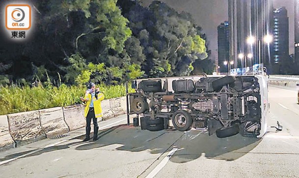 意外後，貨車橫亘路中。（沈厚錚攝）