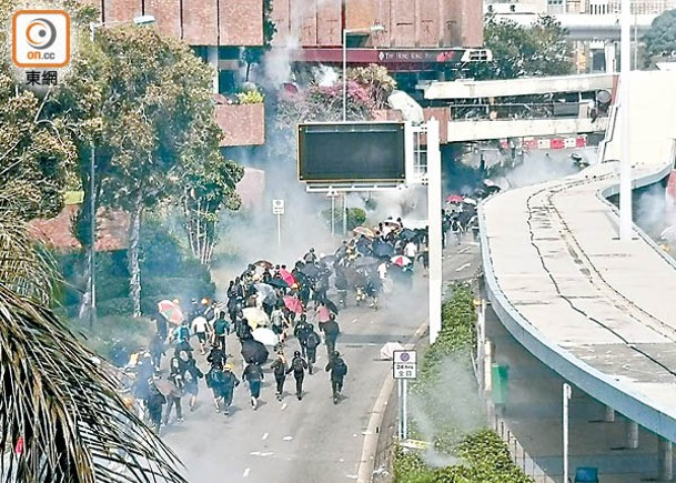 警方2019年11月18日採取包圍行動時，有大批黑衣人企圖離開理大。