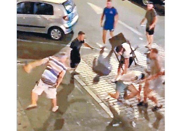 英威球迷於西班牙特內里費街頭互毆。