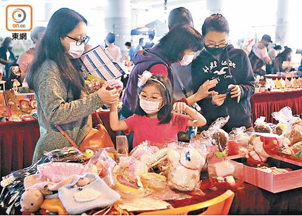 「香港墟市節」在美孚橋底舉行，逾40個攤檔參與。（袁志豪攝）