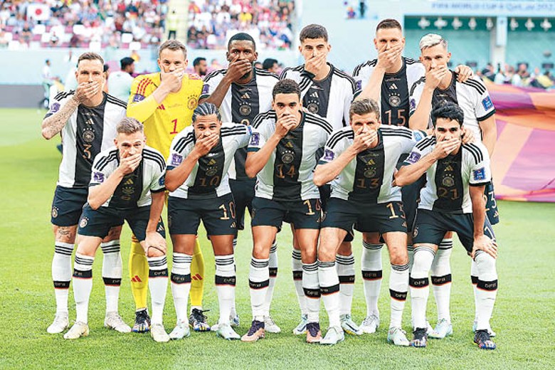 德國隊早前用手掩嘴，抗議國際足協禁止球隊佩戴「彩虹臂章」。