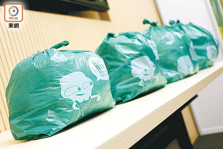 市民於垃圾徵費實施後需用指定袋扔垃圾。