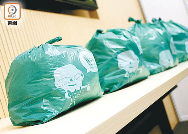 市民於垃圾徵費實施後需用指定袋扔垃圾。