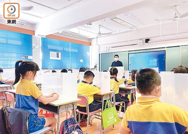 學校課室增設「擋板」及其他相關消毒設備，減低學童留校午膳染疫風險。（阮子鏗攝）