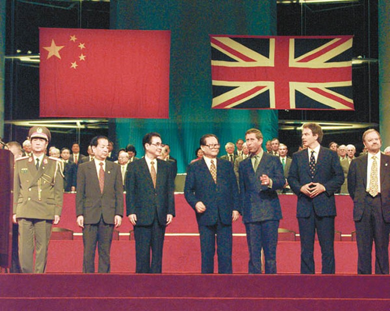 江澤民（右四）在任期間實現了香港回歸。