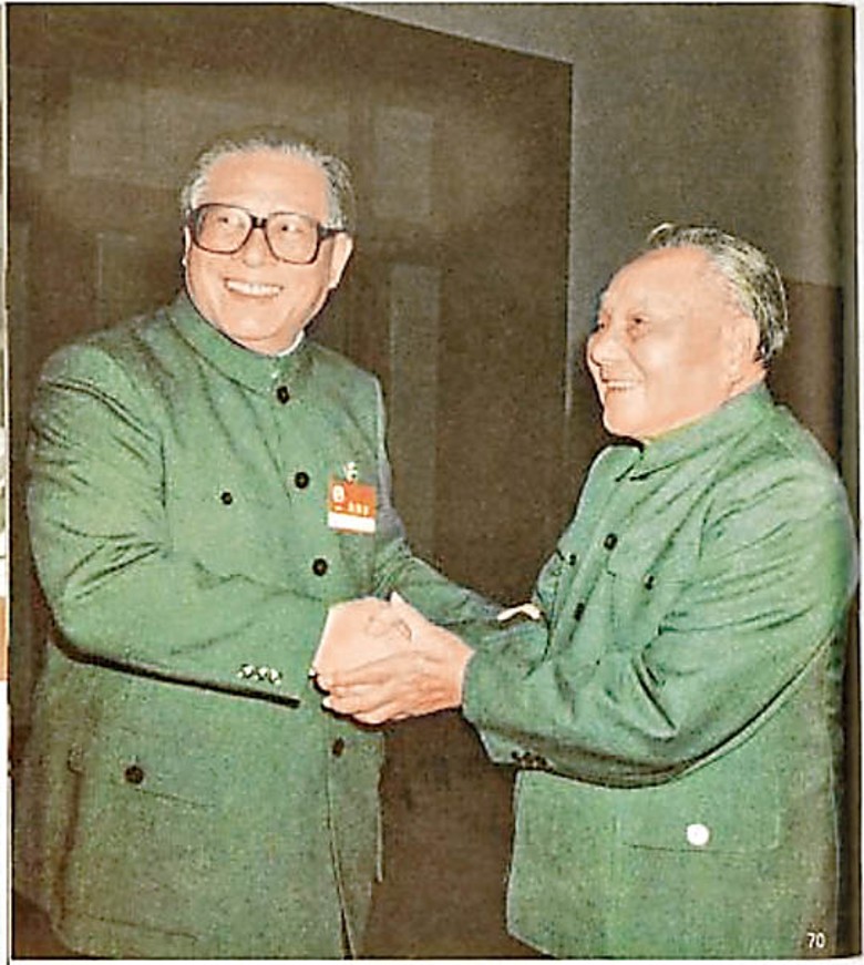 鄧小平（右）支持江澤民（左）擔任總書記。