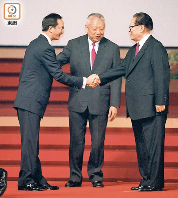江澤民（右）在2002年訪港，與董建華（中）和梁錦松（左）會面。