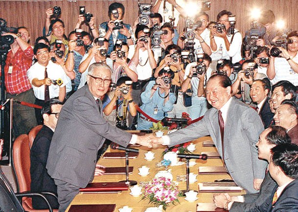 辜振甫（左）與汪道涵（右）在新加坡會晤。