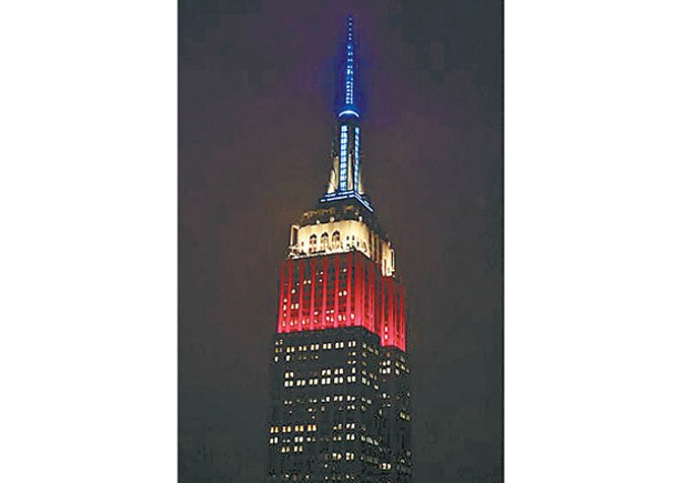 帝國大廈換上美國國旗顏色。