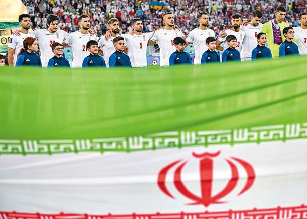 伊朗球員唱國歌。（Getty Images圖片）