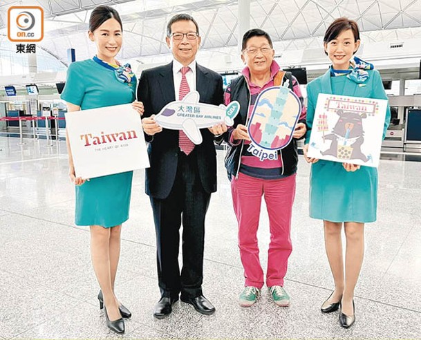 大灣區航空行政總裁許漢忠（左二）指，大灣區航空明年1月會開辦東京及首爾新航線。（謝進亨攝）