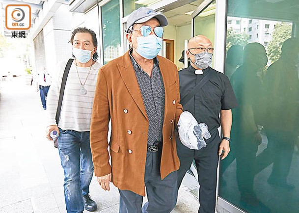 被捕人包括涉濫發免針紙醫生戴港盛（中）。