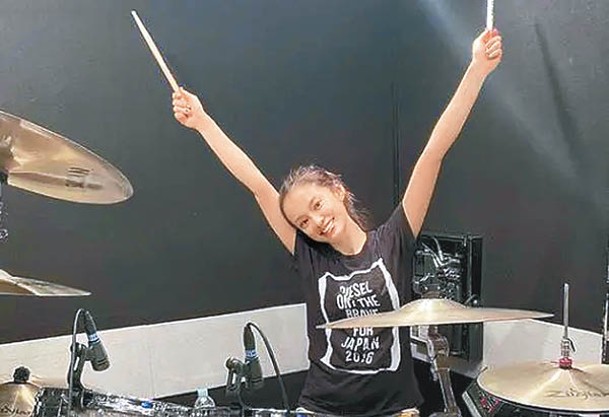 她在樂隊中擔任鼓手。（Shono IG）