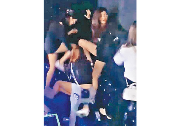 樓上吧打鬥  熱褲女遭6女圍毆