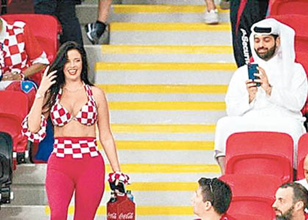 Ivana Knoll（左）衣着性感落樓梯，旁邊兩名卡塔爾男士拿手機喪影。