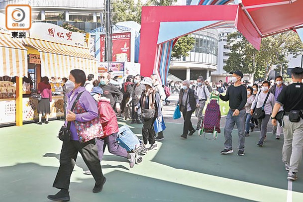 市民飛奔跑入場內搶購心頭好。（黃偉邦攝）