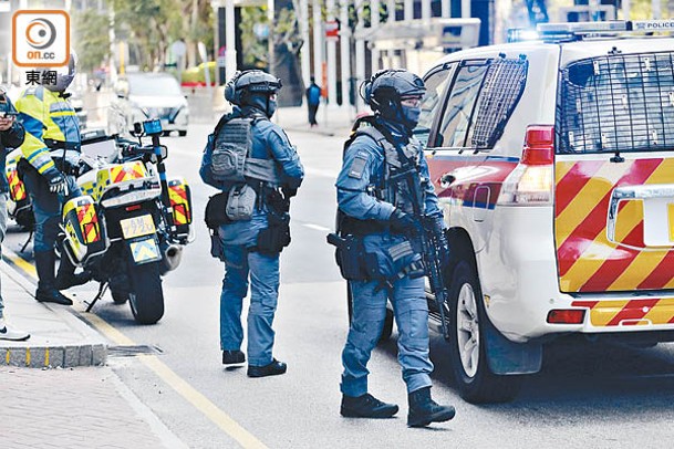 警員在高院囚車出入處荷槍實彈，嚴陣戒備。