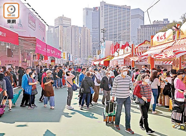 工展會開鑼首個周末人頭湧湧。（陳德賢攝）