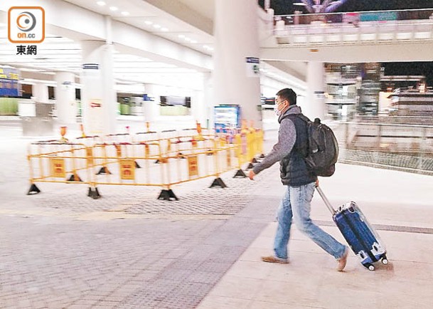 中港免隔離通關無期，港府復常歎慢板。