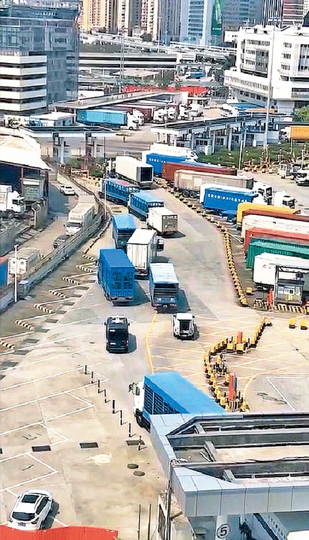 當局恢復讓跨境貨車司機於內地「點對點」交收貨物。