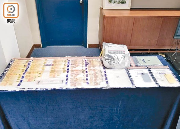 警方檢獲約10萬元現金及一部數鈔機。（張開裕攝）