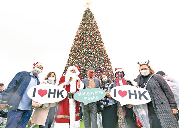 旅業界到「香港繽紛冬日巡禮」聖誕小鎮感受節日氣氛。