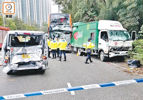 東涌﹕涉事巴士、中型貨車及客貨車損毀嚴重，警方調查意外原因。（蘇偉明攝）