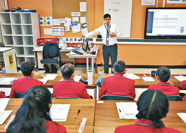英明年准9地教師執教  放寬申請  包括香港