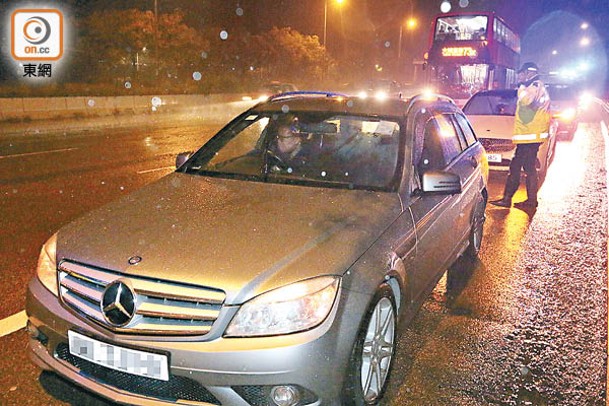 吐露港公路：兩輛途經平治房車發生碰撞。（余宏基攝）