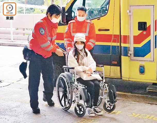 受傷女途人送院。（蘇偉明攝）