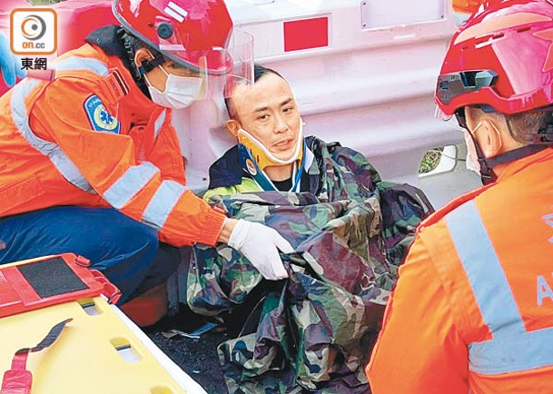 司機獲救後由救護車送院。（吳鎮興攝）